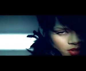 Thu sex rin azuma nhỏ châu Á trong nhà bếp với một tay,