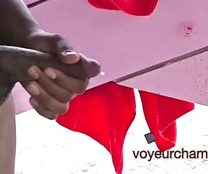 Đồ xuống quần lót và thủ dâm trong phímsex nhà kho