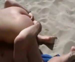 Vui tươi lai tỏa sex tsubomi sáng trên bãi biển,