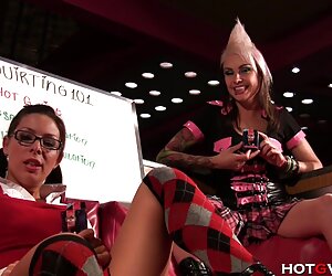 Slavkaya Telochka sex jav girl thực hiện tập móng tay của cô rất tốt