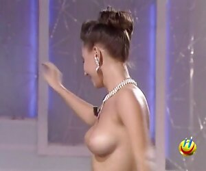 Alena với một cơ thể trần truồng trước máy quay phim xet jav