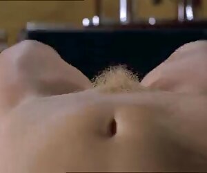 Trẻ nhỏ nằm trên giường và nancy jav mơn trớn lồi