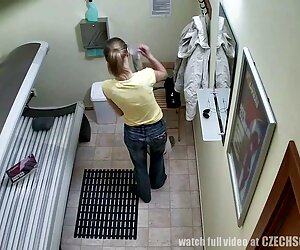 Hai người yêu tàn jav hd vú to bạo ngồi với một tison trên mặt một người đàn ông